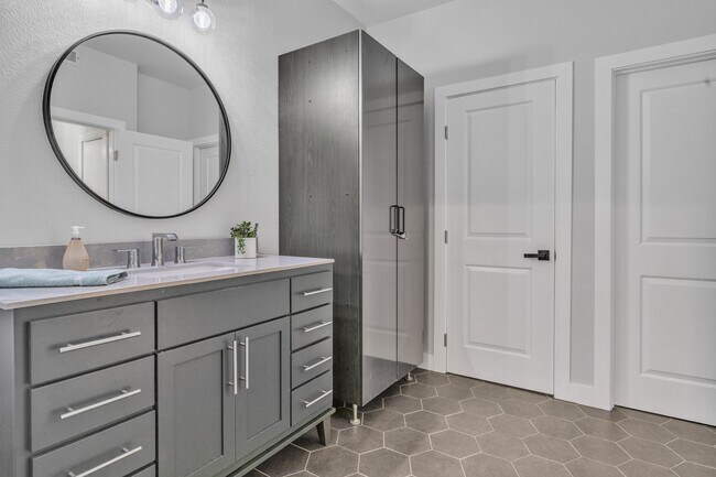 Building Photo - 433 E Tamarack Ave