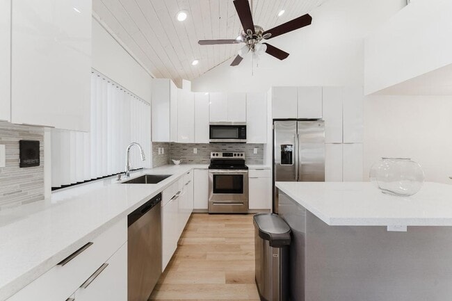 Building Photo - 665 Jeffery St