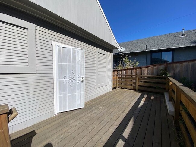 Building Photo - LUO-2538-2540 Highland Ave