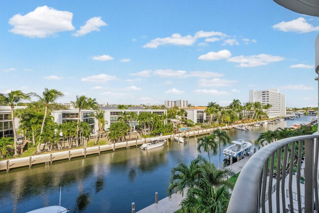 Building Photo - 3051 NE 48th St