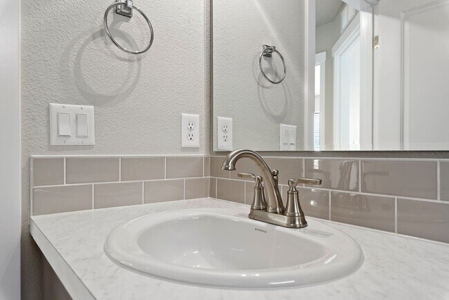 Building Photo - Charming & Modern Townhouse in Meridian!