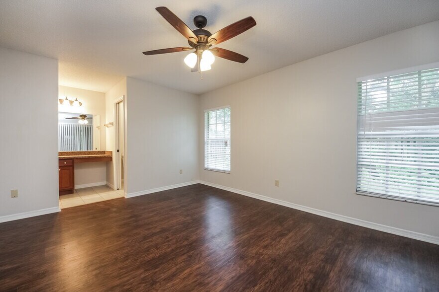 Building Photo - 711 White River Dr