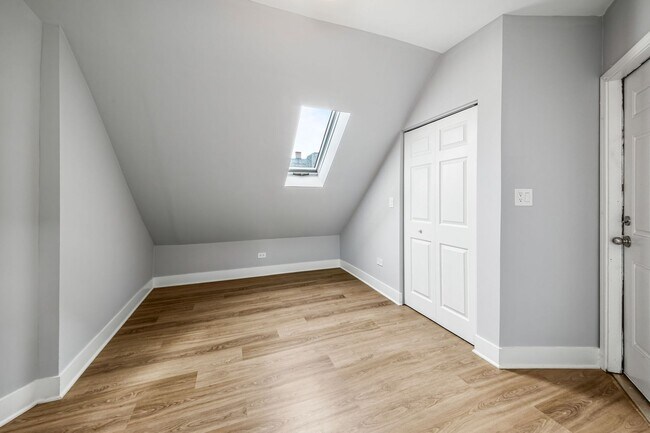 Building Photo - Gorgeous, Updated Duplex 2bd/2bth, Wicker Park Avail 5/1