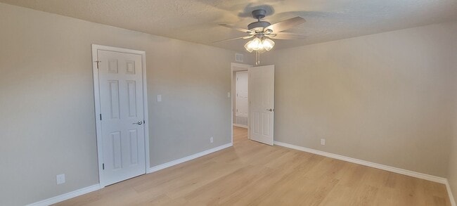 Building Photo - GREAT COLONIAL PARK CONDO