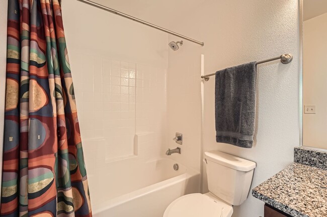 Building Photo - Modern Furnished Townhome in Prime Kent Lo...