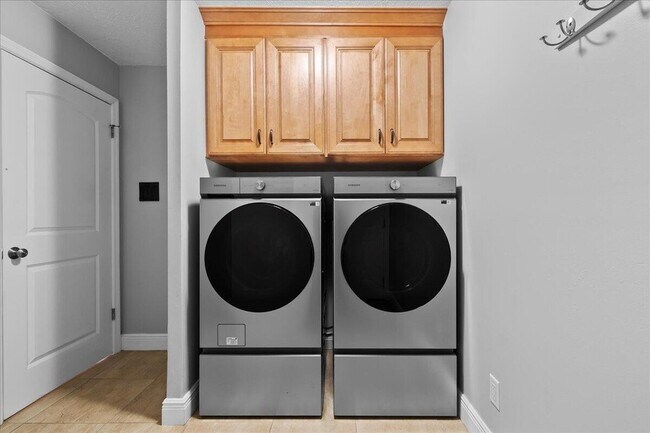 Building Photo - 400 Crosswinds Dr