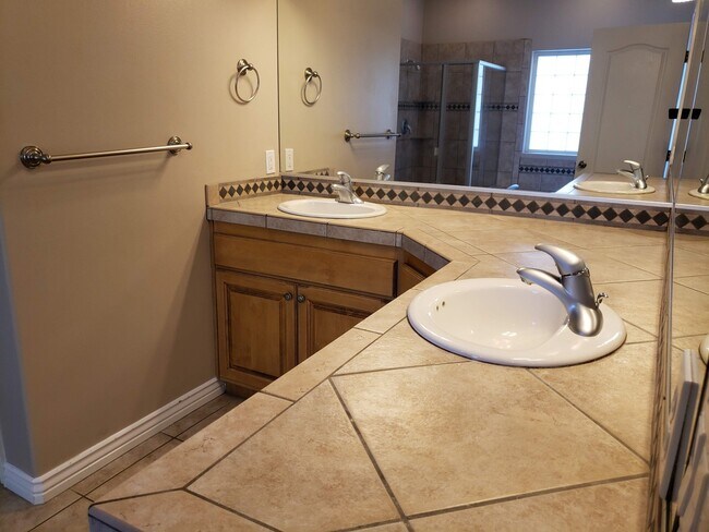 Building Photo - Beautiful 4 bed 2 bath home with 3 car gar...