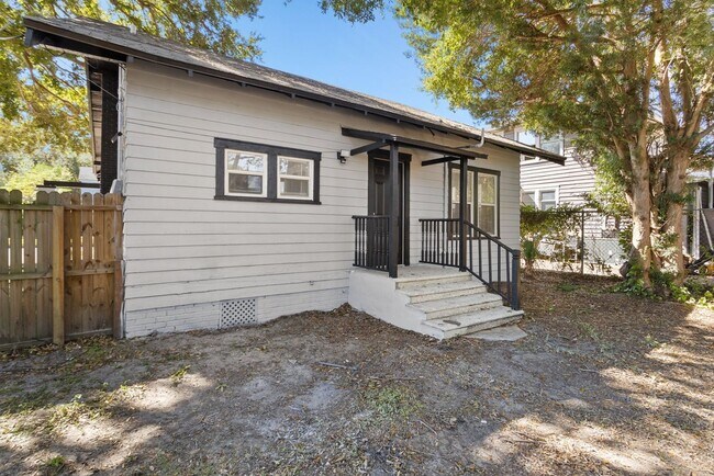 Building Photo - Cute 2bdrm/1bath Bungalo ** Section 8 OK ** Ready March 15