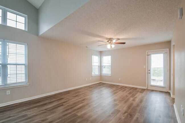 Building Photo - 15341 Ten Point Dr