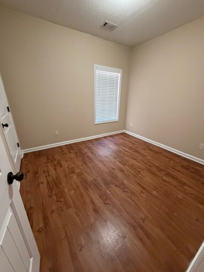 Building Photo - Charming 3 bedroom 2 bath home available now