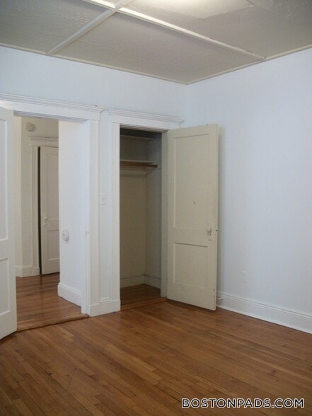 Building Photo - 137 Park Dr