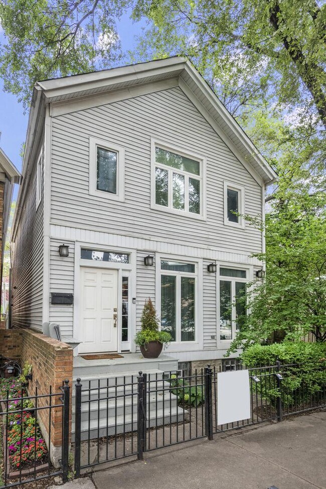 Primary Photo - 5 bedroom in Chicago IL 60614
