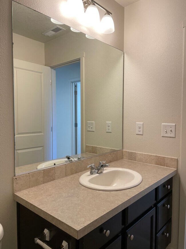 Building Photo - BEAUTIFUL 3 Bedroom 2.5 Bath Home! High Ce...