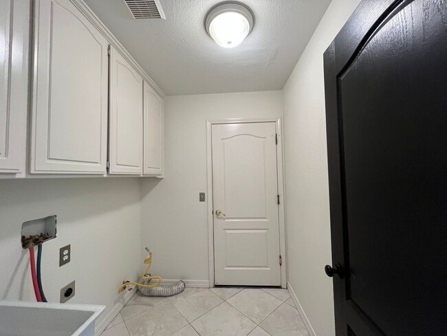 Building Photo - 946 St Ann Dr