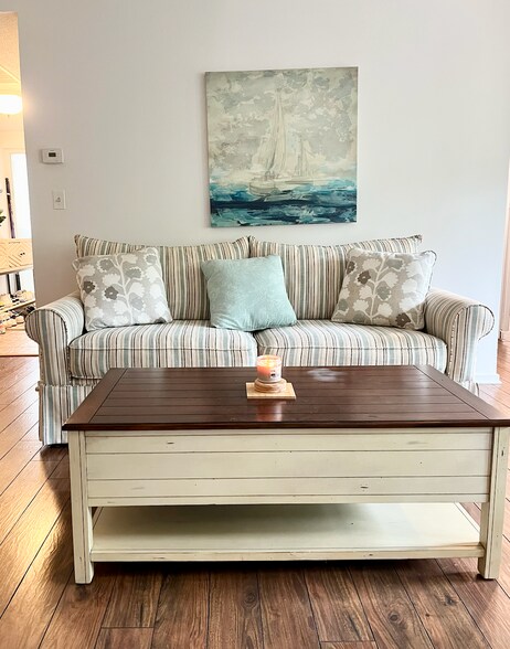 Living room - 85 Viscount Dr