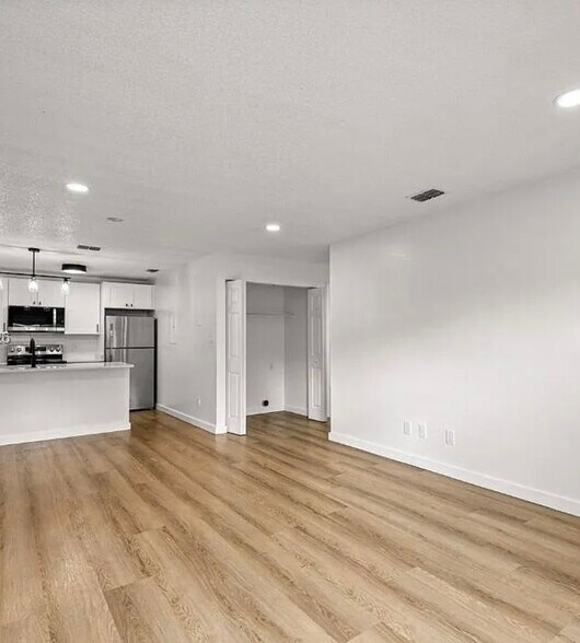 Building Photo - 5305 SE 28th Ln