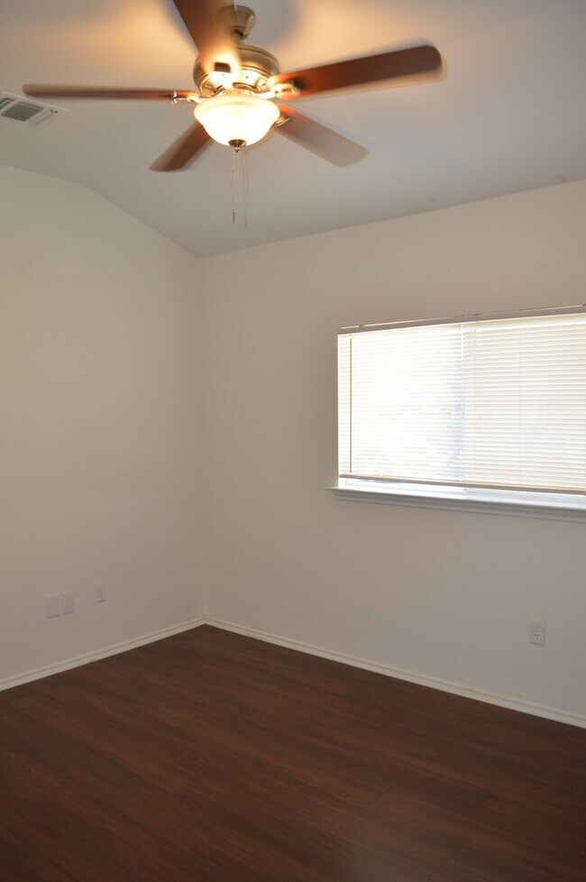 Building Photo - Charming 3 bed 2 bath home in Converse, TX