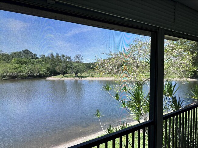 Building Photo - 2526 Carambola Cir N