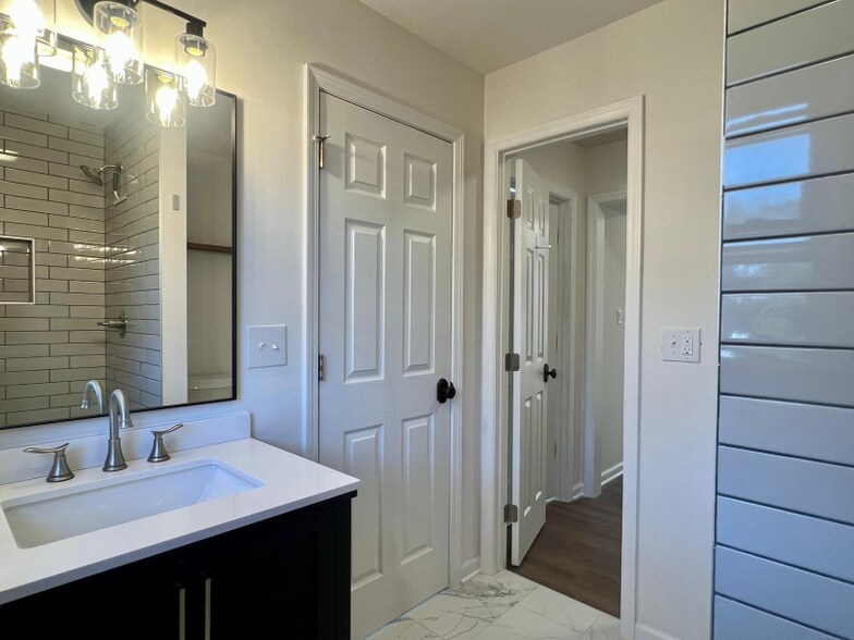 Building Photo - 730 Pineborough Rd