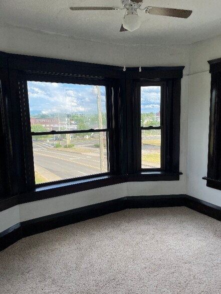 Building Photo - 315 9th St NE