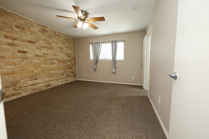 Building Photo - 7727 Meadow Park Dr