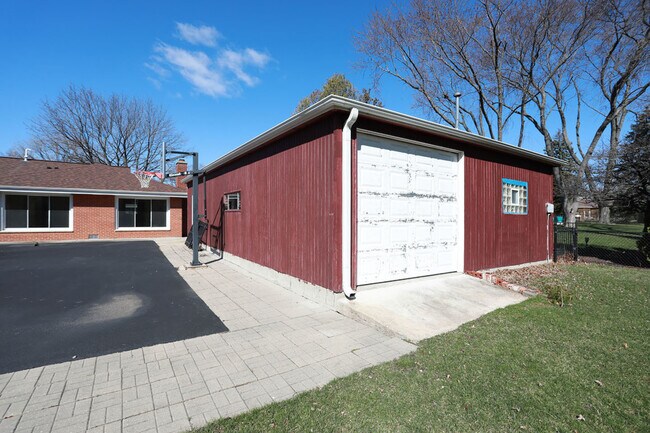 Building Photo - 409 Lexington Dr