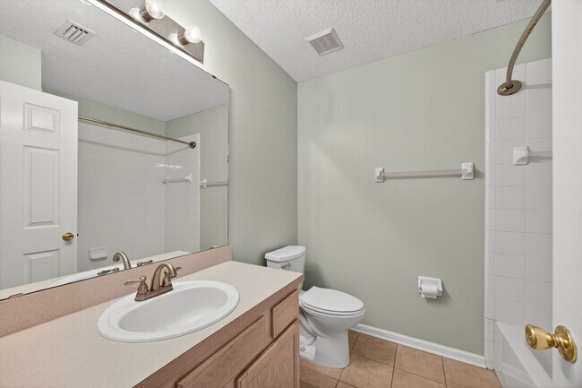 Building Photo - Windsor Pointe Condo