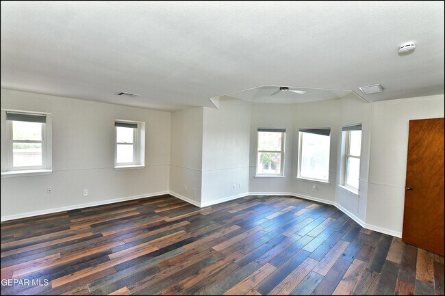 Building Photo - 529 Castlerock Ln