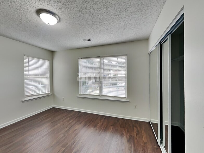 Building Photo - 8849 Laurel Run Dr