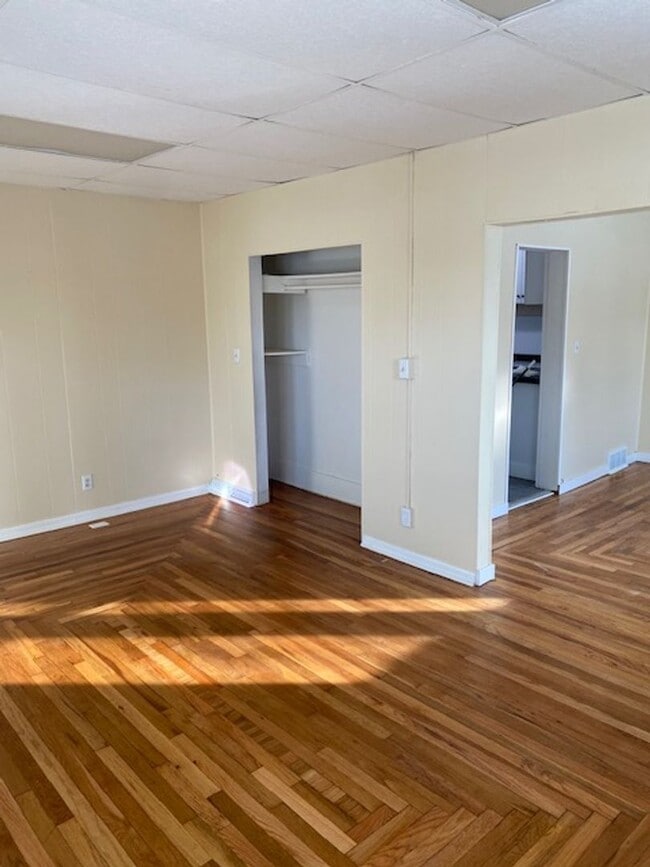 Building Photo - Spacious and beautifully remodeled 5 bed 2 bathroom home