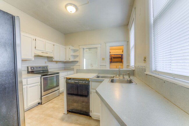 Building Photo - Rent reduced! Move-in special - 1/2 off Fi...