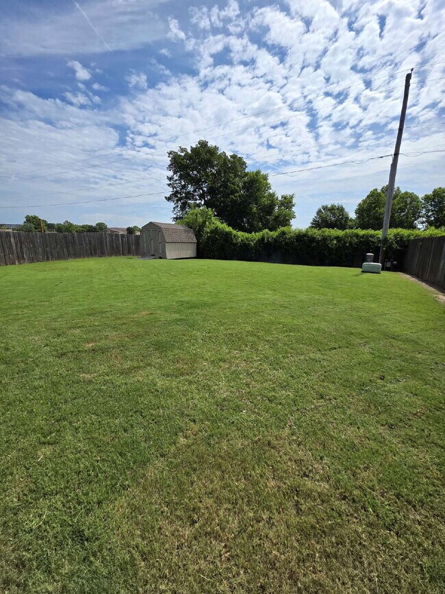 Building Photo - "Charming 3-Bedroom Gem with 2 Full Baths ...