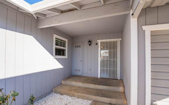 Building Photo - Up-Dated 3 Bedroom 1.5 Baths Centrally Loc...