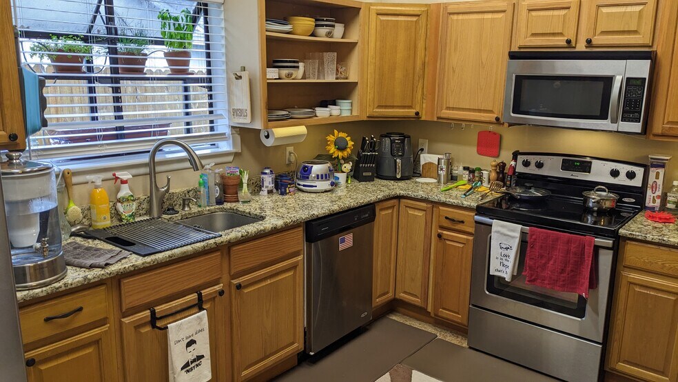 Full size kitchen - 3718 Powers Ridge Ct