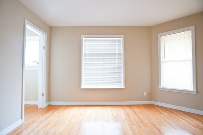 Building Photo - 8/1-$1745 – 3 BR with Laundry, Upper Flat Close to Lakefront and UWM - 2431 N Farwell