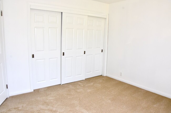 Building Photo - Beautiful spacious Home