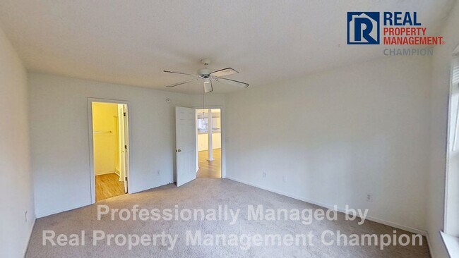 Building Photo - Upper Level Condo in Holton Place w/Community Pool