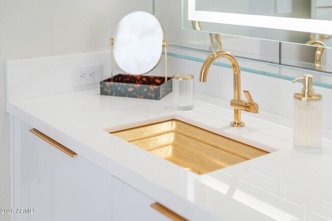 Building Photo - 6587 N Palmeraie Blvd