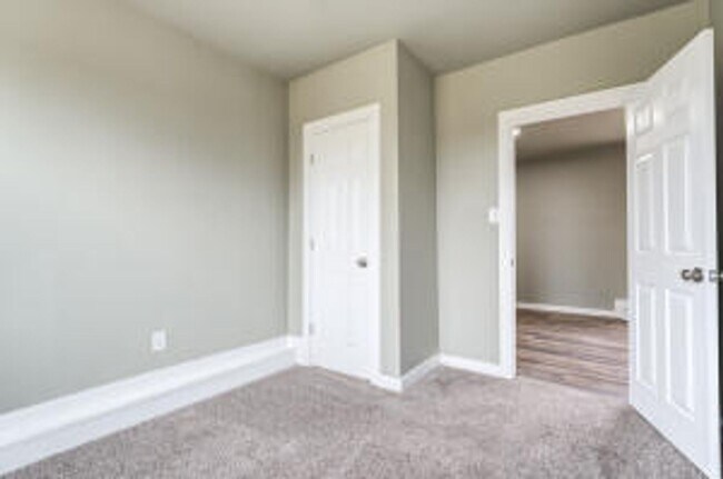 Building Photo - 3 bed 1 bath now available near MLK
