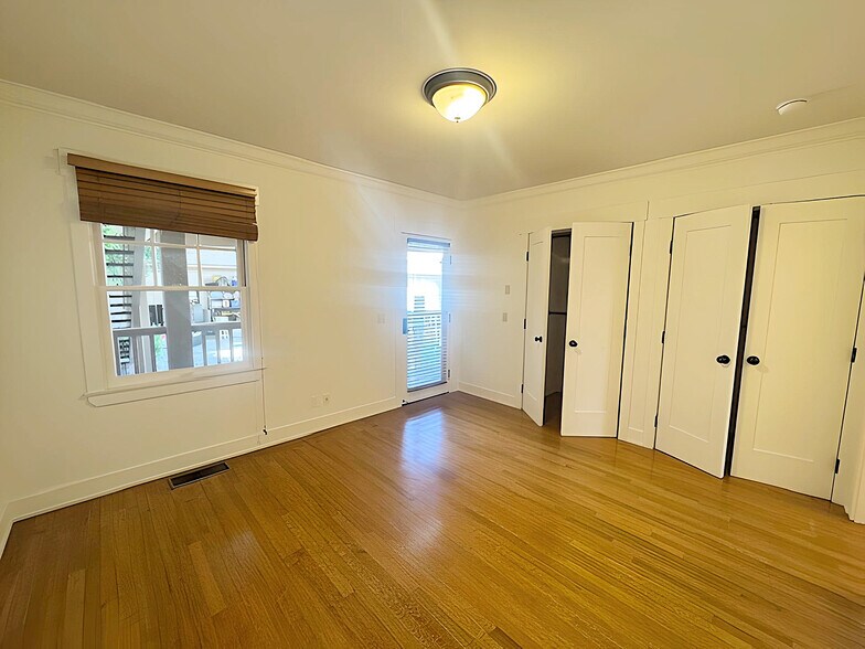 Building Photo - 618 1/2 N Beachwood Dr