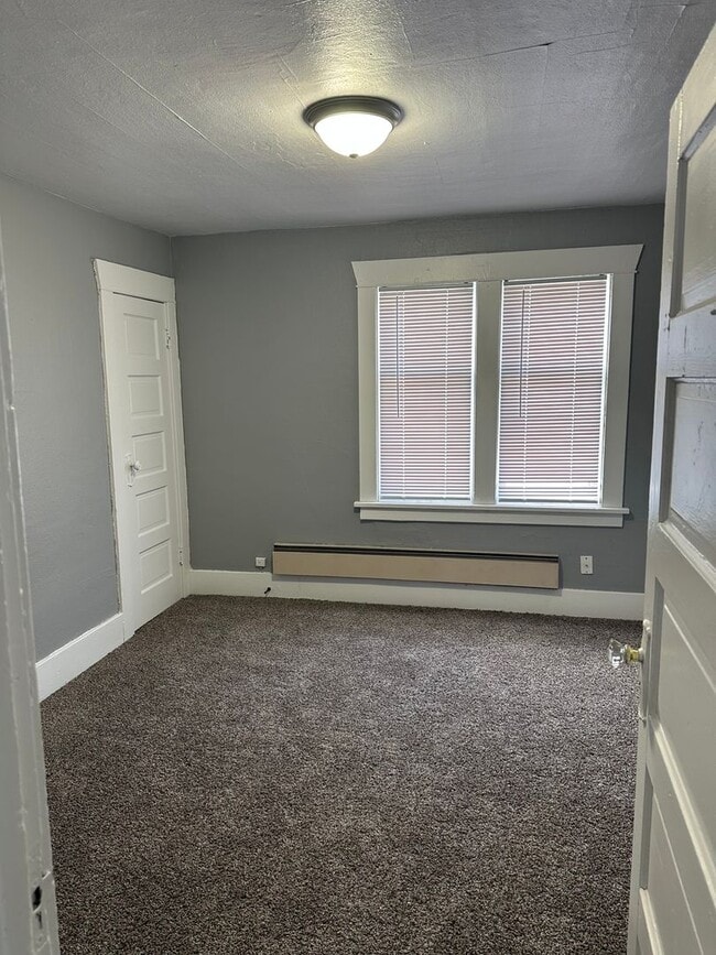 Building Photo - 4+ bedrooms, 1.75 bathrooms in South Tacoma