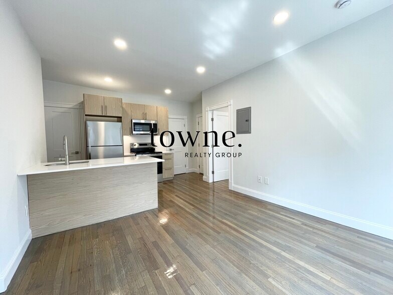 Building Photo - 215 Newbury St