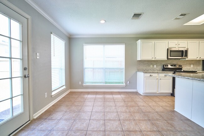 Building Photo - 4204 Seminole Dr