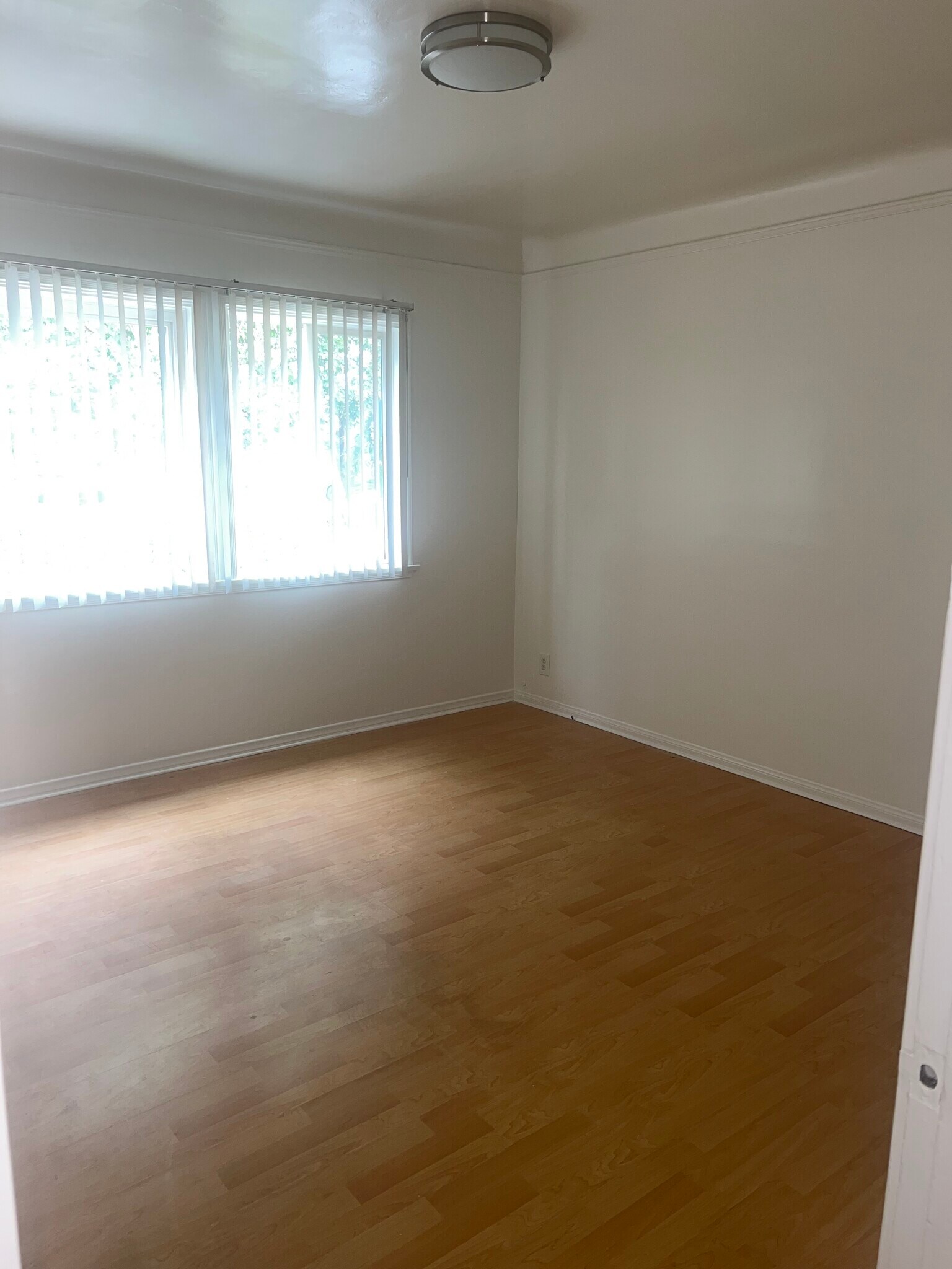 Building Photo - 511 N La Brea Ave