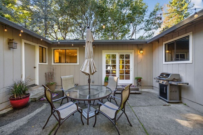 Building Photo - Charming 3-Bed / 2-Bath Retreat on Over an Acre in Sebastopol