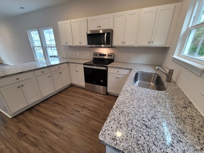 Building Photo - Welcome to our townhouse in the beautiful location of Leland, NC.