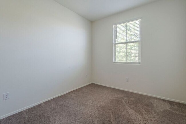 Building Photo - Bright & Stylish 3BR Home in La Estancia |...