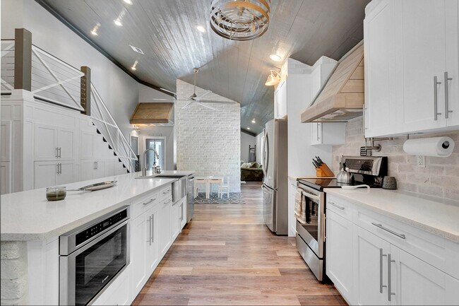 Building Photo - 600 Xanadu Pl