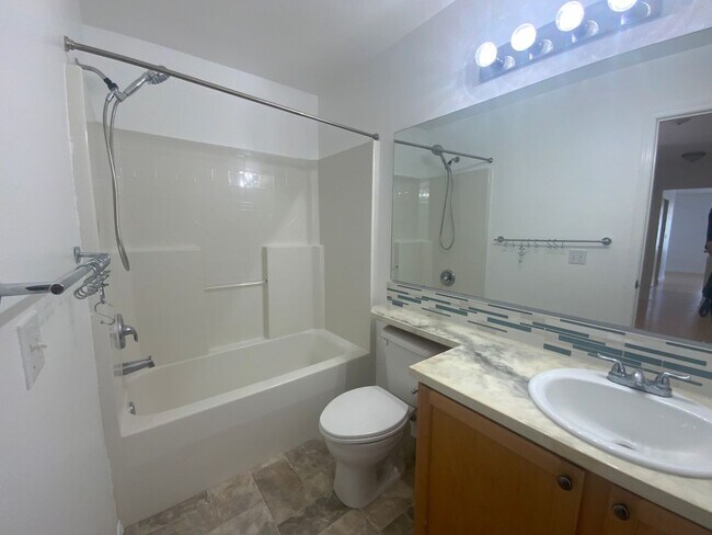 Building Photo - Newly Remodeled Puyallup Gem - Modern Comf...