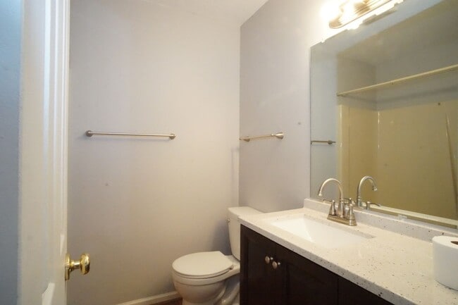 Building Photo - 4 Bed / 3 Bath.  Pet Friendly.  Reserved Parking. Master on Main.